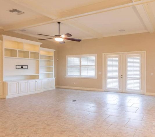inside of family room before painting